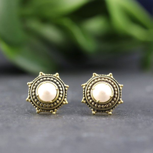 Goldene Ohrringe in Ornamentoptik mit Perle