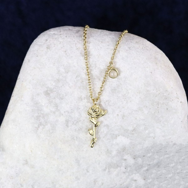 Goldene Halskette mit Rosenanhänger und Bergkristall